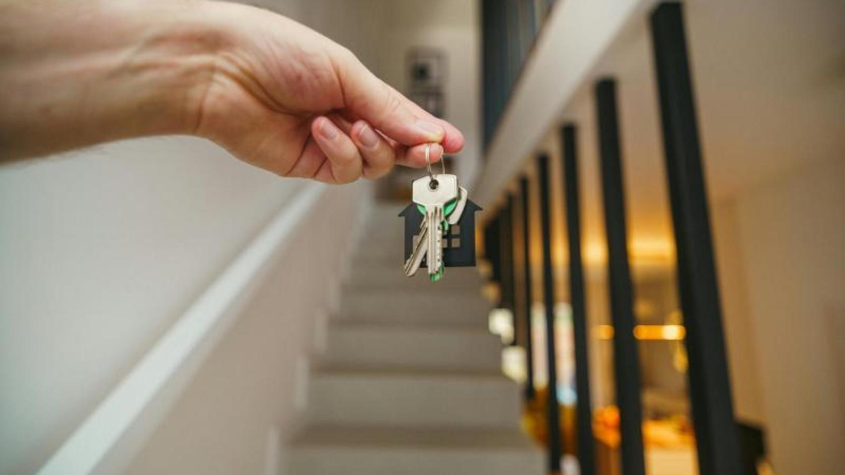 Si no se le notifica correctamente y la vivienda se vende a un tercero, el inquilino puede ejercer el derecho de retracto y subrogarse en la compra.