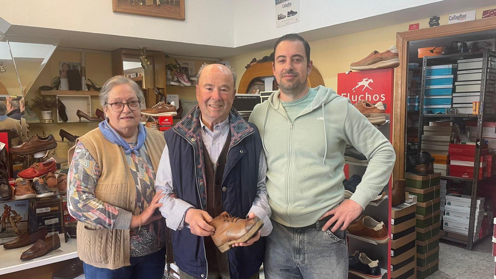 José, Gladis y Miguel, en Calzados Regueiro.