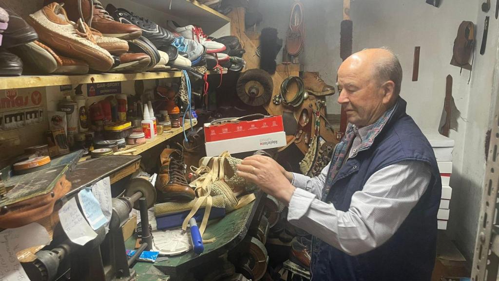 José en su taller de Calzados Regueiro.