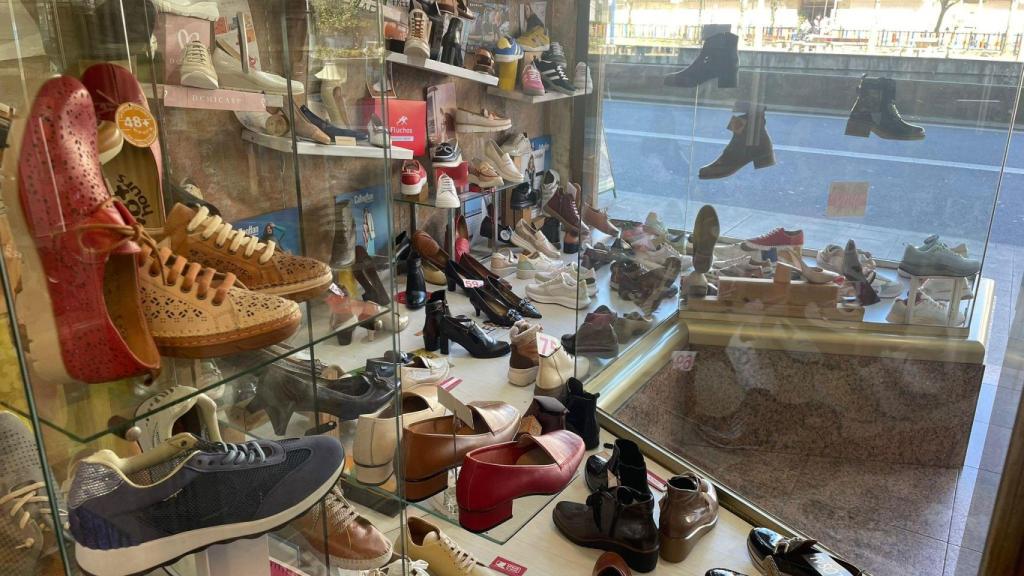 Pares de Zapatos, zapatillas y deportivas en Calzados Regueiro, en Vigo.