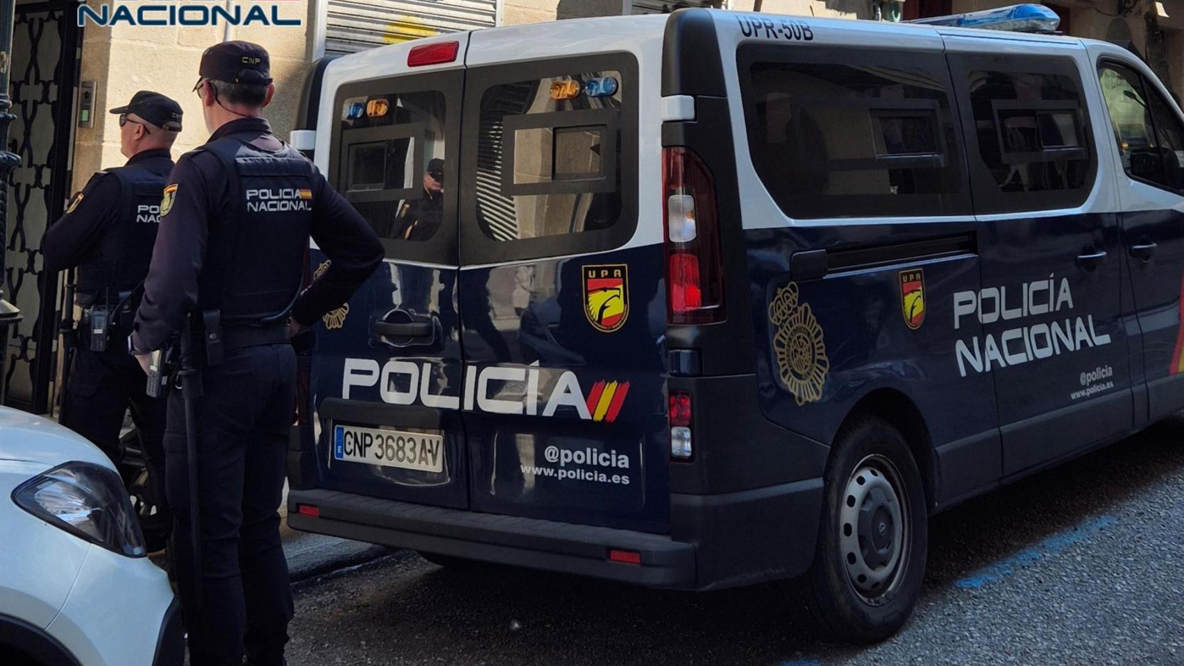 Dotación de la Unidad de Prevención y Reacción (UPR) de la Policía Nacional en la ciudad de Vigo.