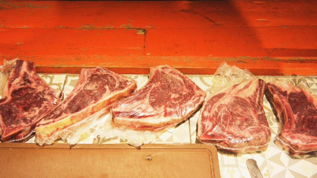 Las chuletas de vaca mayor antes de pasar por cocina.