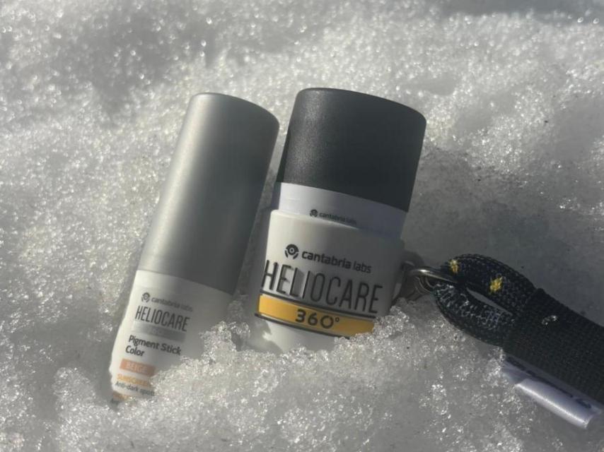 Los fotoprotectores en stick de Cantabria Labs en una foto con estética analógica.