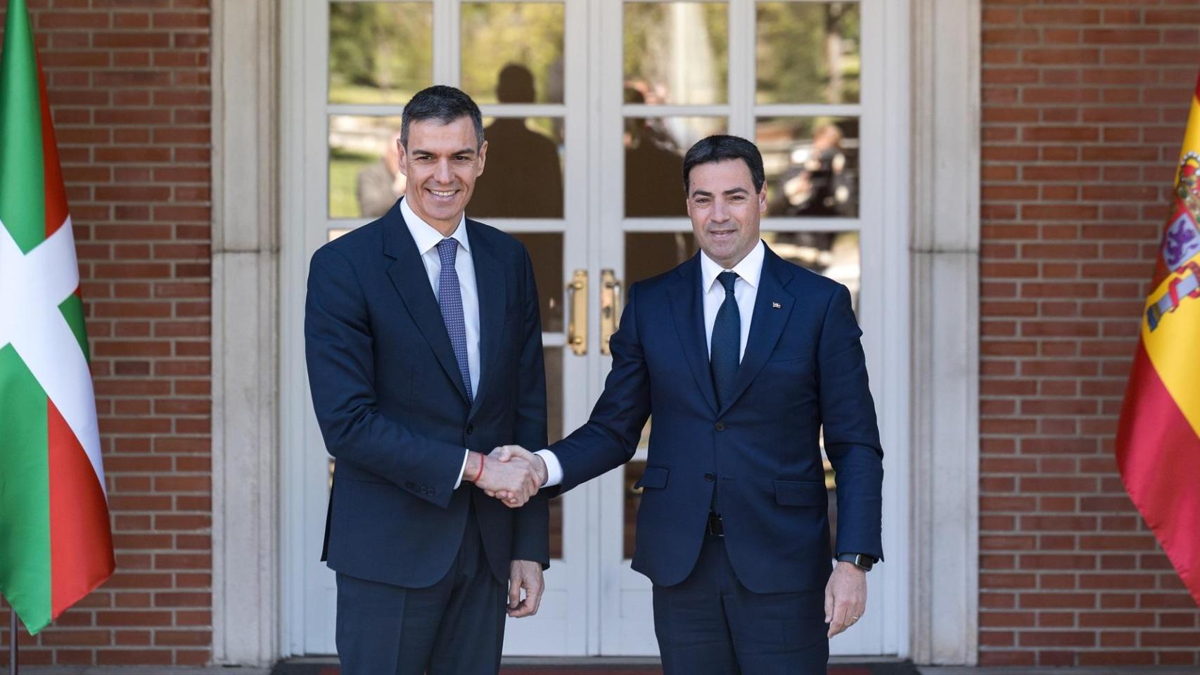 El presidente del Gobierno, Pedro Sánchez (i), recibe al lehendakari, Imanol Pradales (d), en el Palacio de la Moncloa, a 27 de marzo de 2026, en Madrid (España)