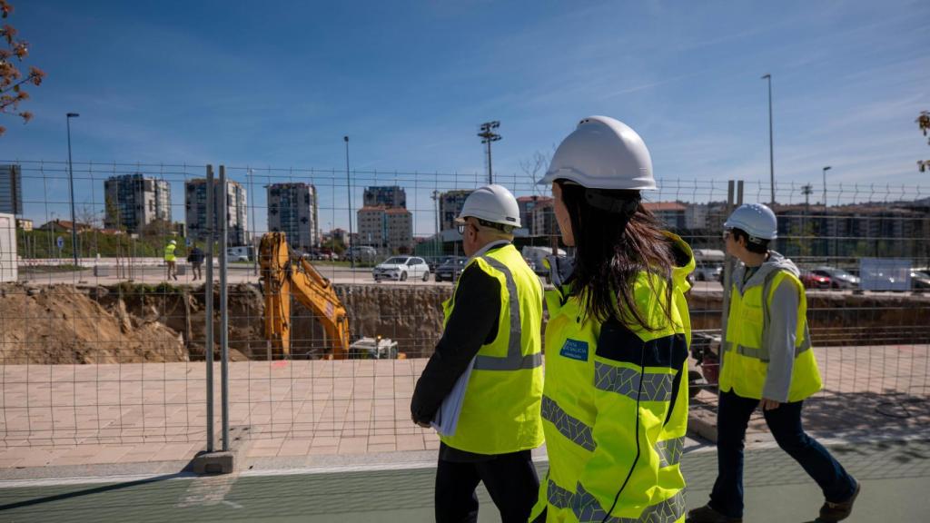 María Martínez Allegue, durante su visita a las obras de Navia