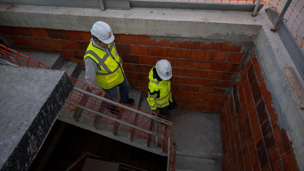 Allegue bajando las escaleras de uno de los nuevos edificios de Navia, en Vigo