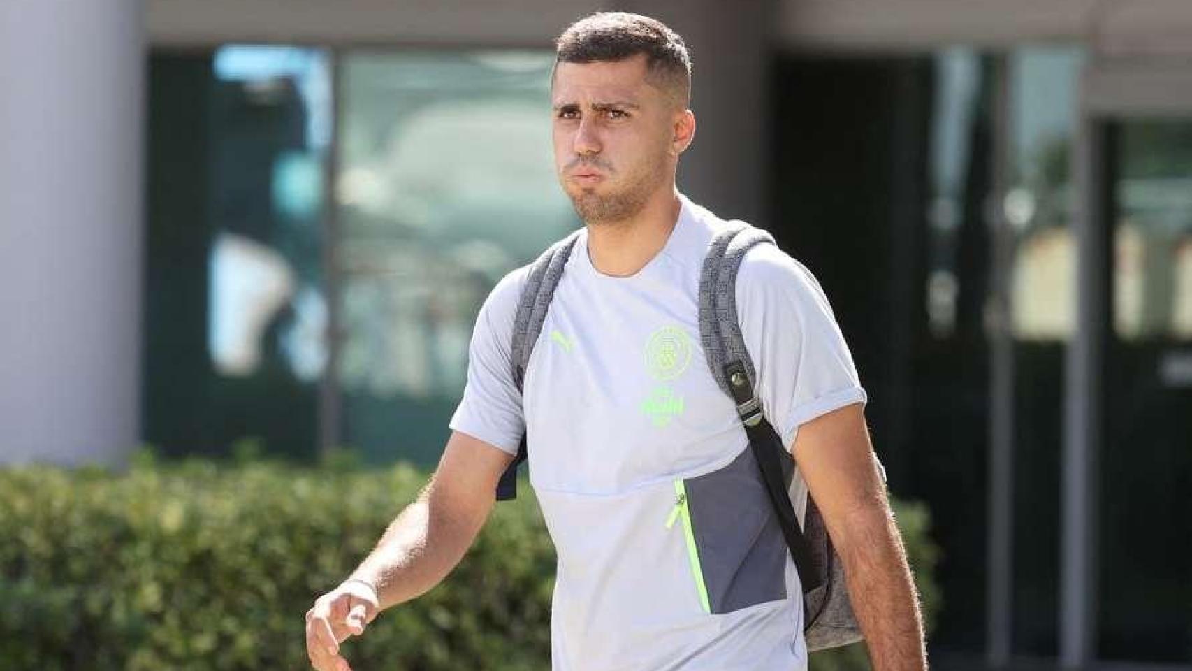 Rodri Hernández fuera de los terrenos de juego.