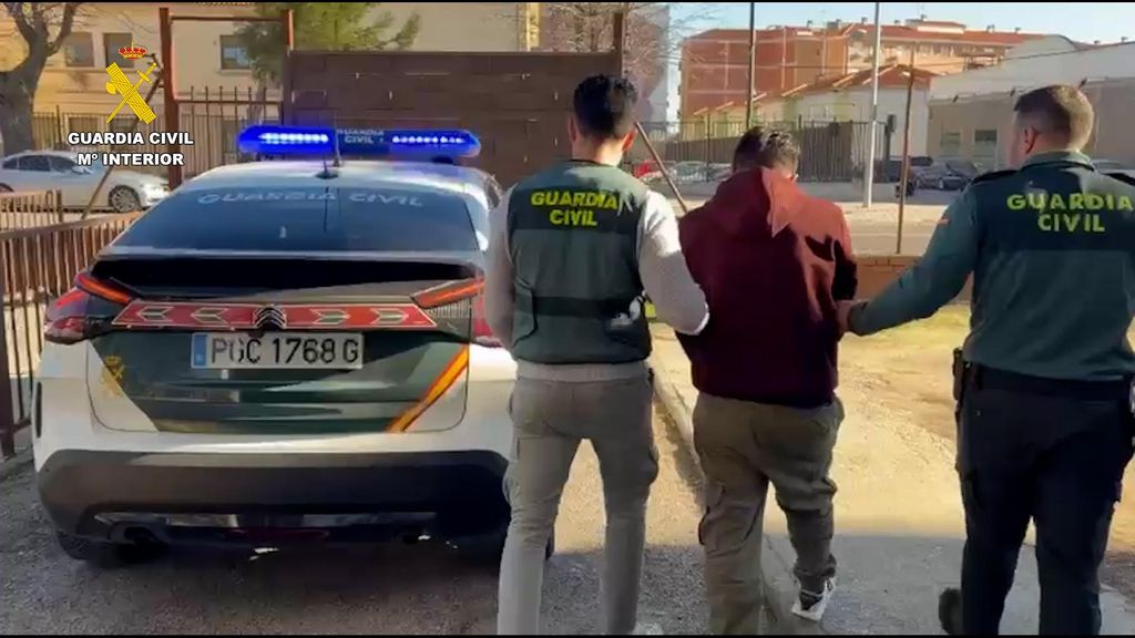 La Guardia Civil arresta a uno de los implicados en este grupo criminal.