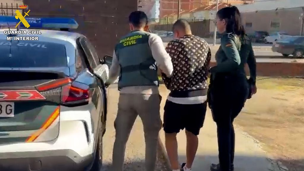 La Guardia Civil arresta a uno de los implicados en este grupo criminal.