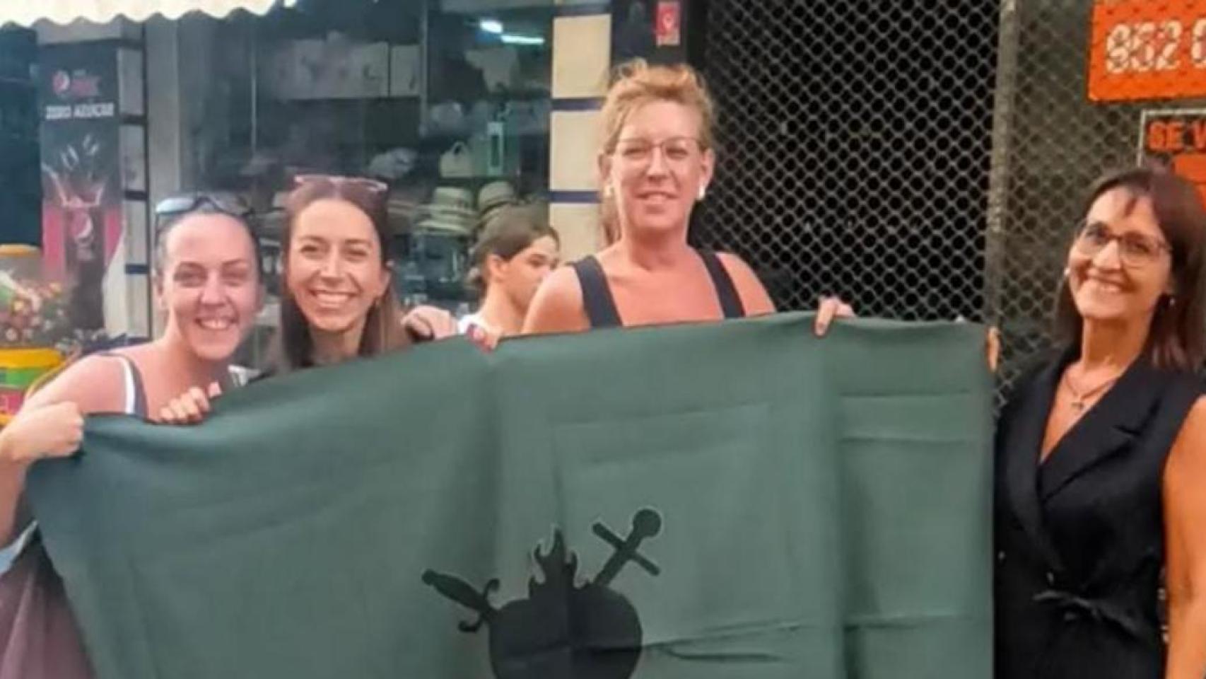 Berta (a la derecha) junto con unas amigas.