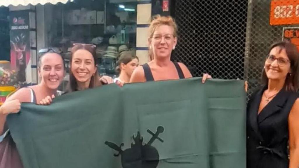 Berta (a la derecha) junto con unas amigas.