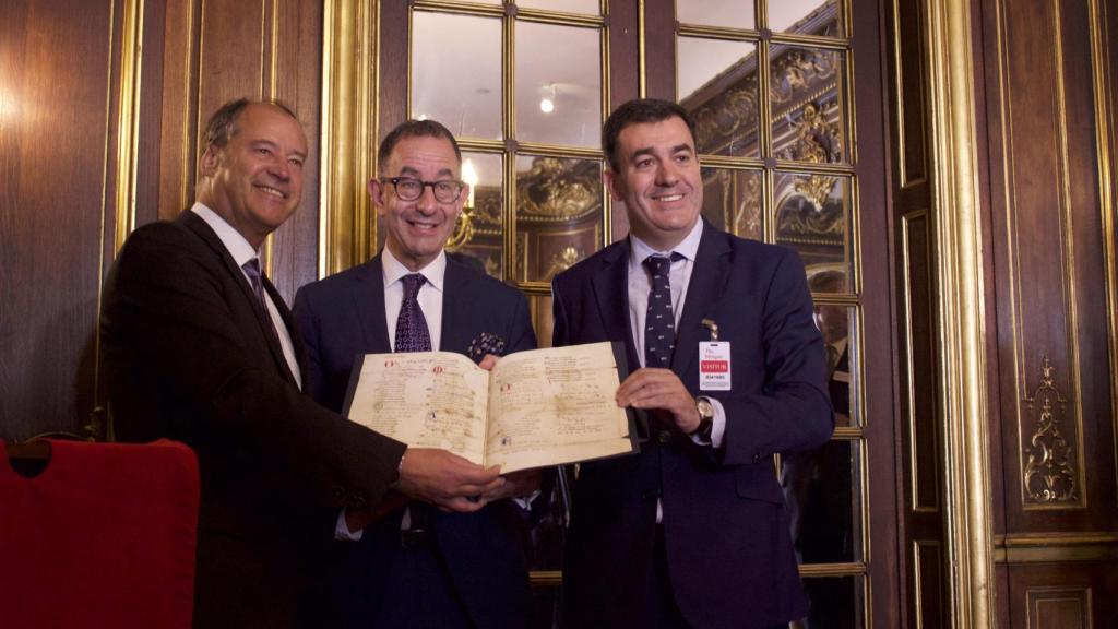 El conselleiro de Cultura y el rector de la Universidade de Vigo con una copia del pergamino. https://www.cultura.gal/