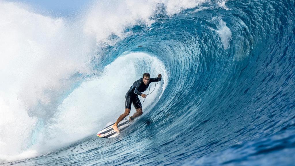 Natxo González surfea una ola.