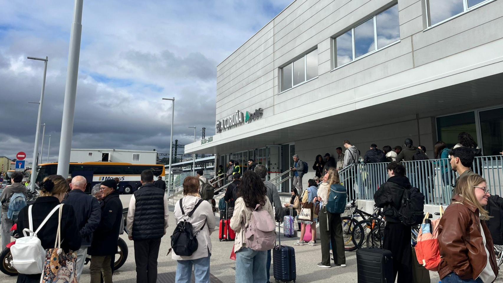 Gente esperando al bus en la estación intermodal de A Coruña