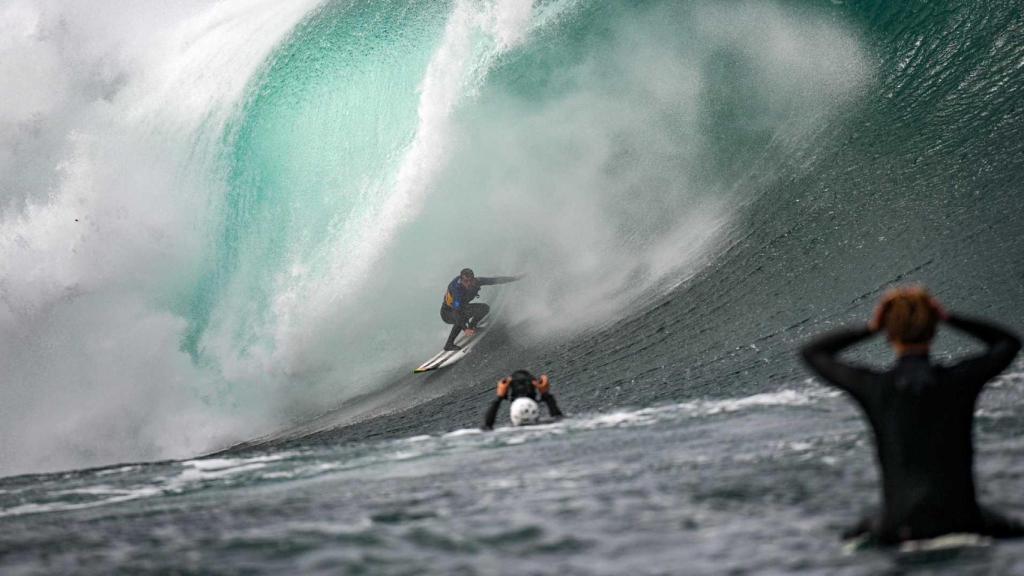 Natxo González toma la ola en Mullaghmore.
