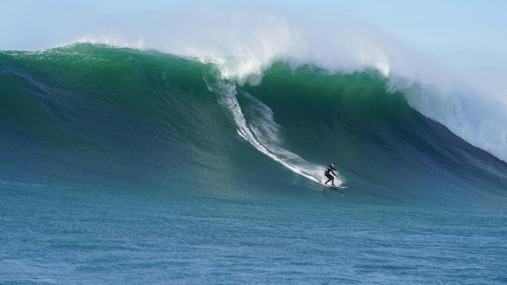 Natxo González surfea en Mavericks.