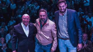 Diego Salinas, Santiago Abascal y José Ángel Antelo en un acto con Vox.