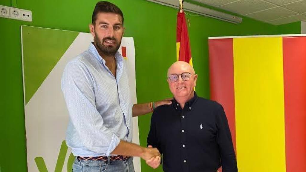 José Ángel Antelo, en una imagen de su etapa como presidente provincial de Vox en Murcia, estrechando la mano a Diego Salinas.