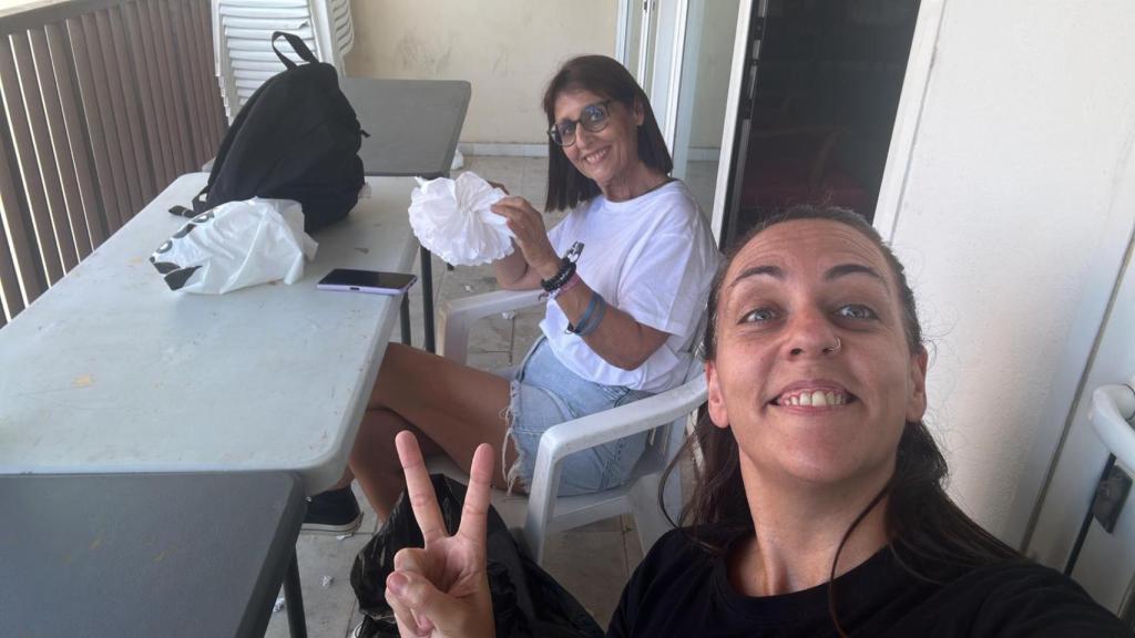 Berta haciendo flores con una compañera.