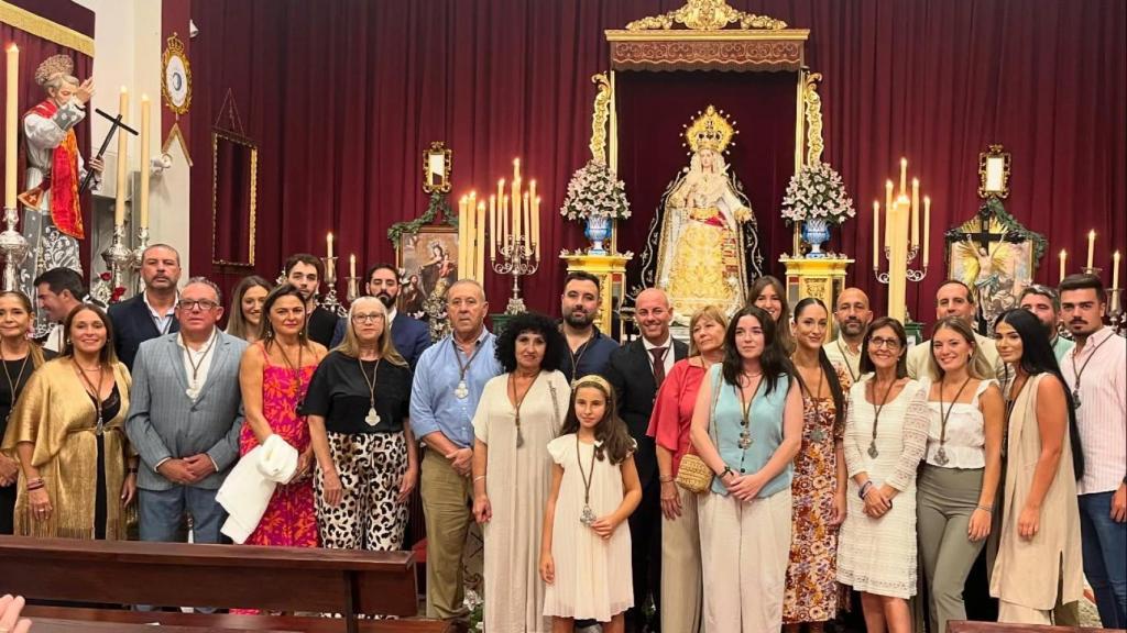 Berta, con su hermandad, el día que se le impuso la medalla de hermana.