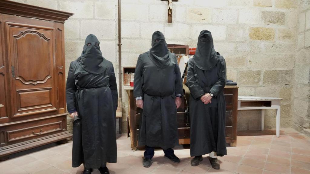 Luis Fernández (esquila), José Blázquez (tambor) y Carlos Jiménez (fagot), son los tres cofrades que salen en la procesión de Los Negros