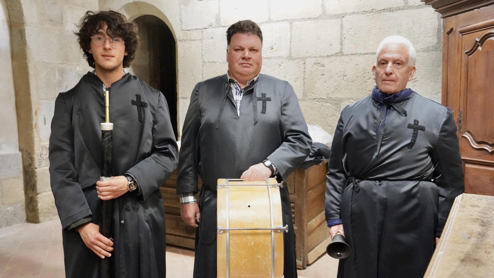 Los tres cofrades de la procesión de Los Negros