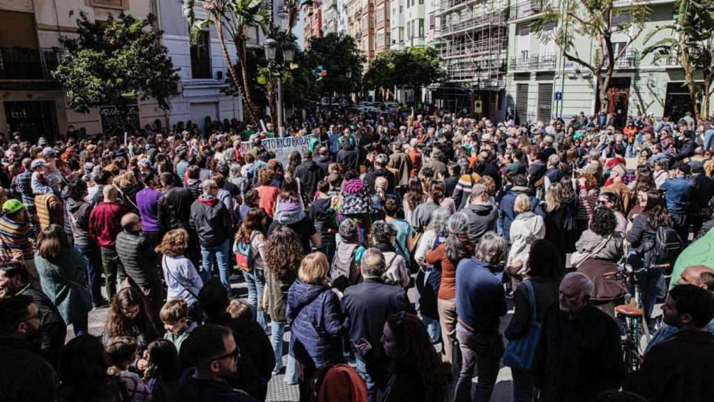 Imagen de una concentración en Russafa en contra de la construcción de pisos turísticos. Juan Terol