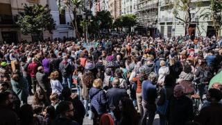 Imagen de una concentración en Russafa en contra de la construcción de pisos turísticos. Juan Terol