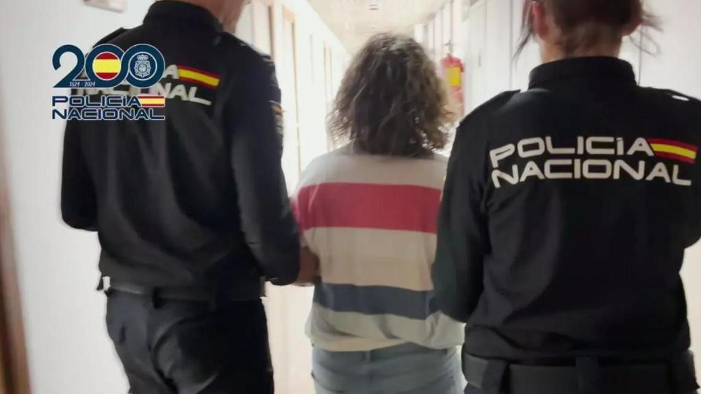 Agentes de la Policía Nacional custodiando a la detenida.