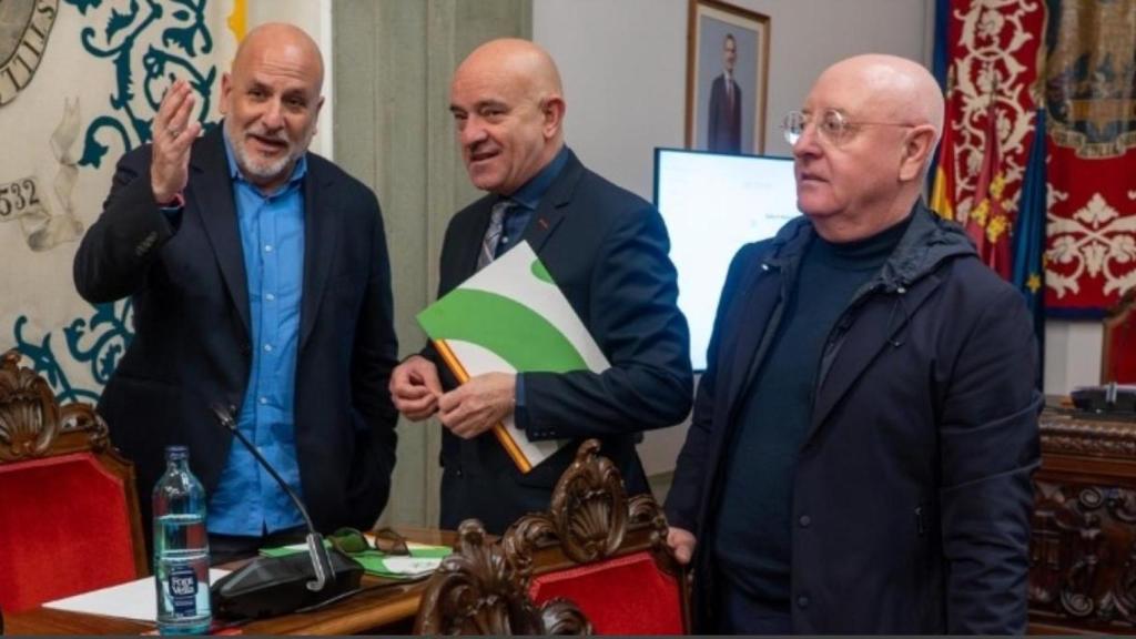 Gonzalo López Pretel, portavoz cartagenero de Vox, junto a los ediles Diego Lorente y Diego Salinas.