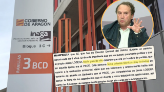 Jesús Lobera, con la sede del Inaga y la declaración de uno de los trabajadores.