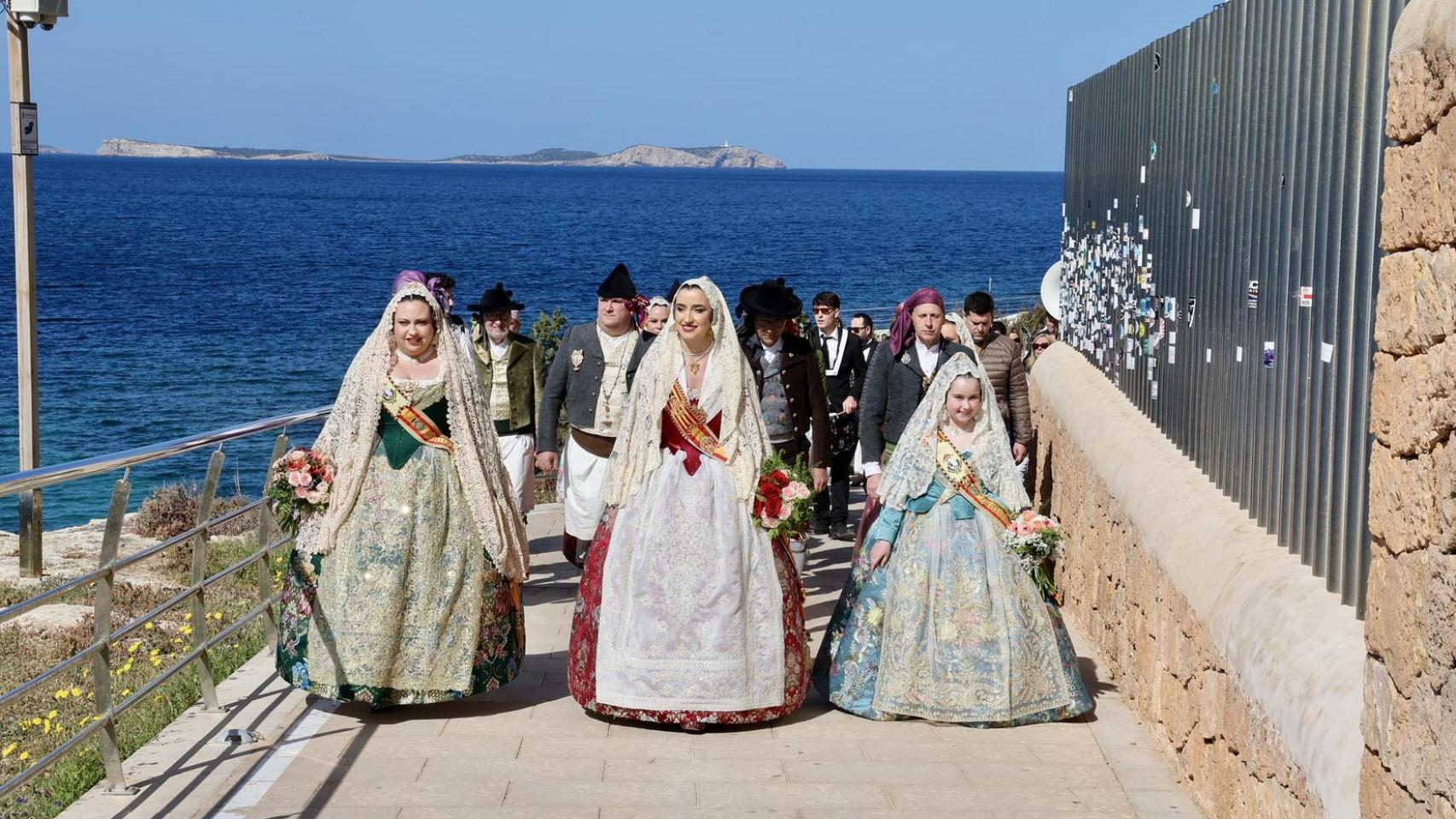 La fallera mayor de Valencia junto a las representantes de Ibiza. JCF