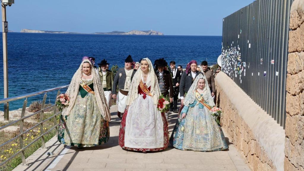 La fallera mayor de Valencia junto a las representantes de Ibiza. JCF