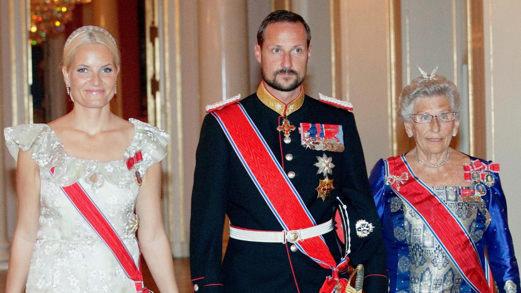 Los príncipes Haakon y Mette-Marit de Noruega, con la princesa Astrid, en una imagen de 2011.