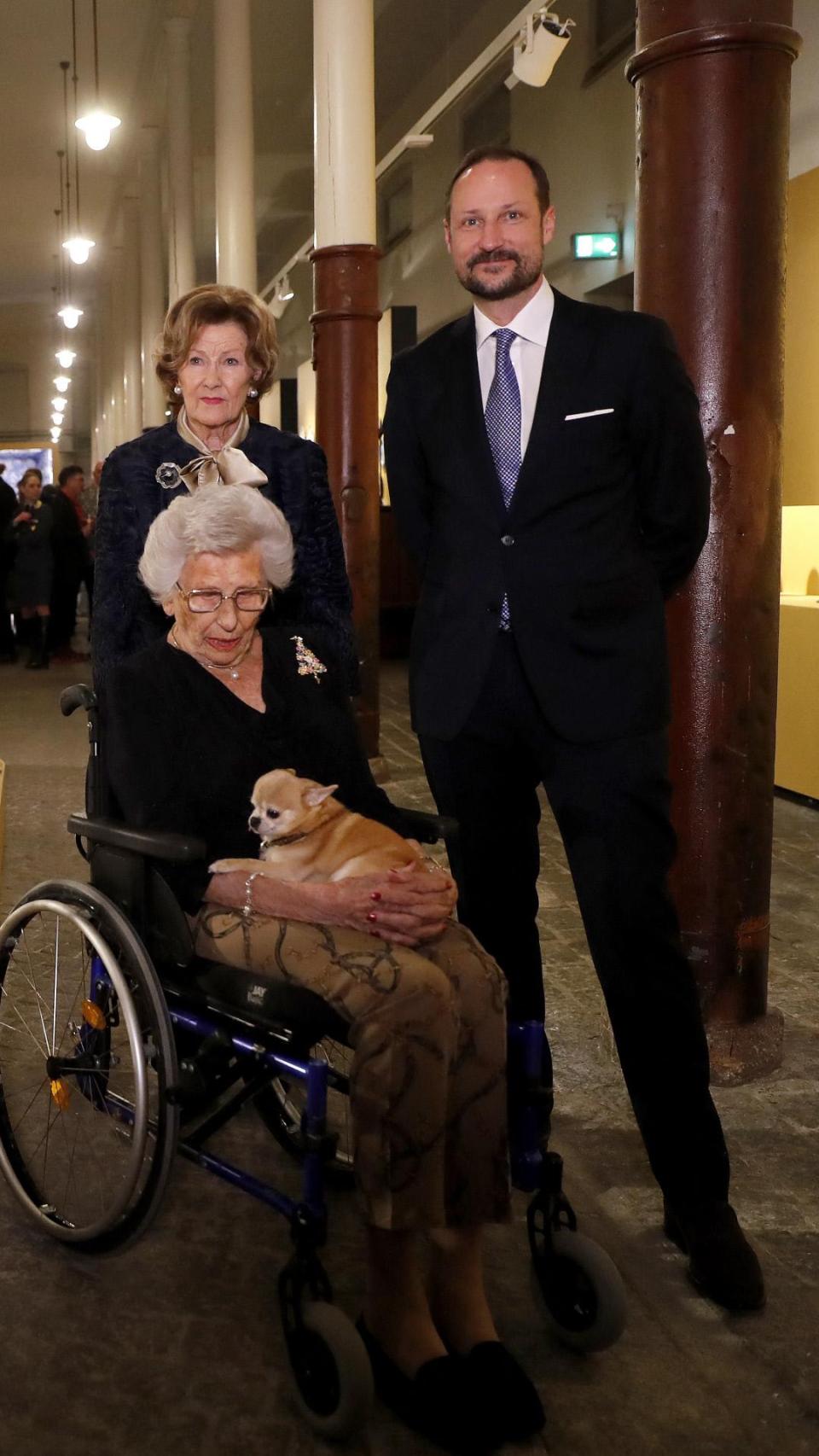 La reina Sonia de Noruega, con su hijo Haakon y su cuñada, la princesa Astrid, en Oslo, en febrero de 2025.