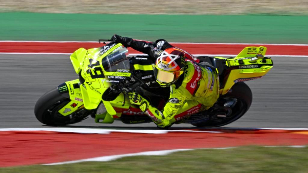 El italiano Fabio Di Giannantonio traza un viraje con su GP26, en el COTA de Austin.
