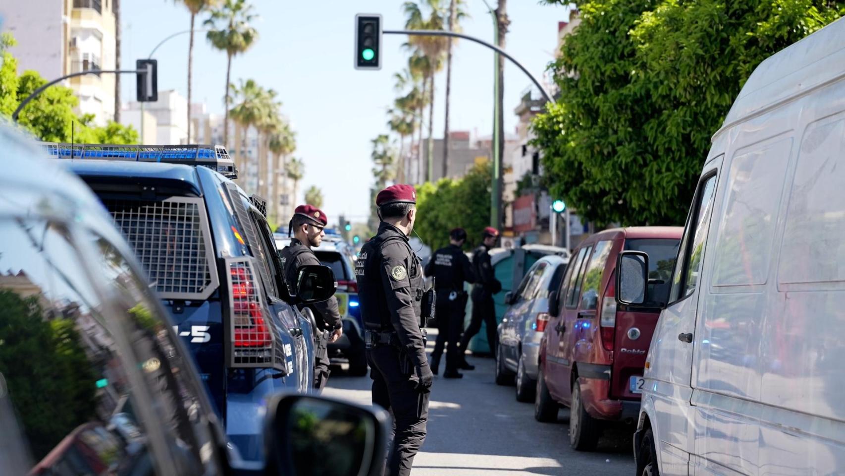Los agentes de los GAR durante un servicio en Sevilla.