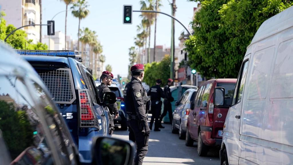 Los agentes de los GAR durante un servicio en Sevilla.