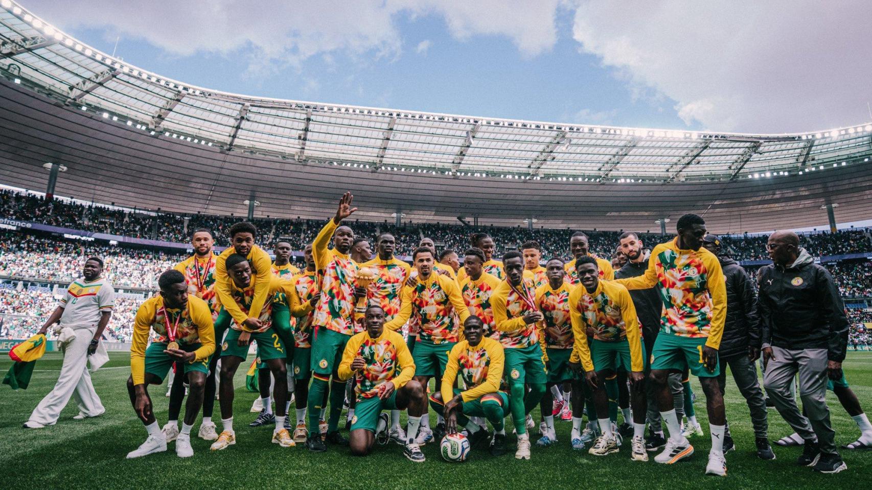 Los jugadores de Senegal lucen el título de la Copa África en el Stade de France.