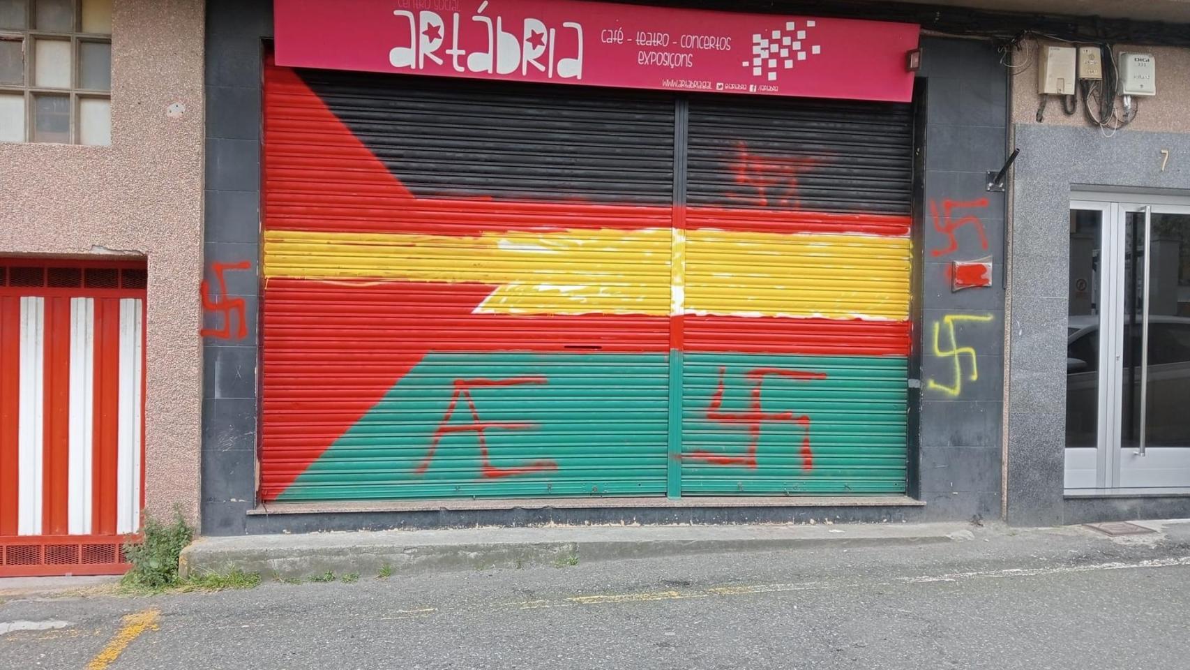 Vandalizan el local de la asociación cultural Artábria, a 28 de marzo de 2026