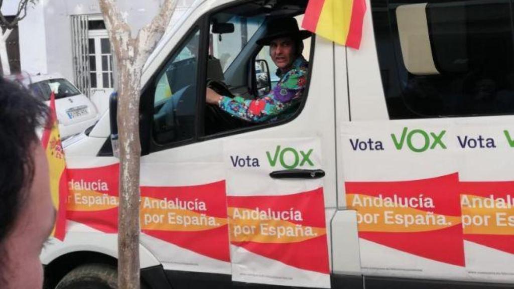 Morante de La Puebla haciendo campaña con Vox con una furgoneta para la campaña andaluza de 2018.