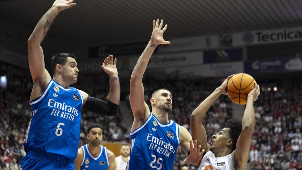 K. Rosembert, con el balón presionado por Alberto Abalde y Alex Len.