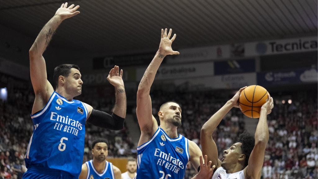 K. Rosembert, con el balón presionado por Alberto Abalde y Alex Len.
