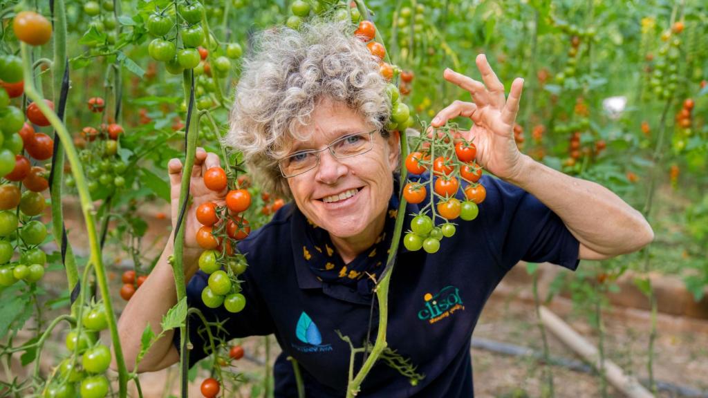Lola Gómez, entre tomatitos cherry.