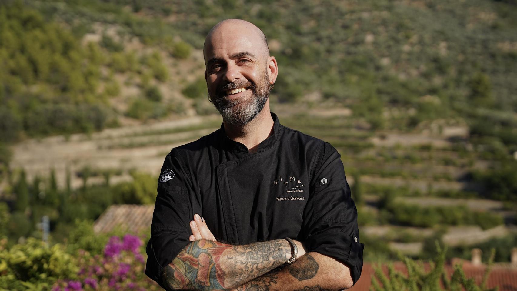 El chef Marcos Severa, en Ritma, con la Tramontana a sus espaldas.