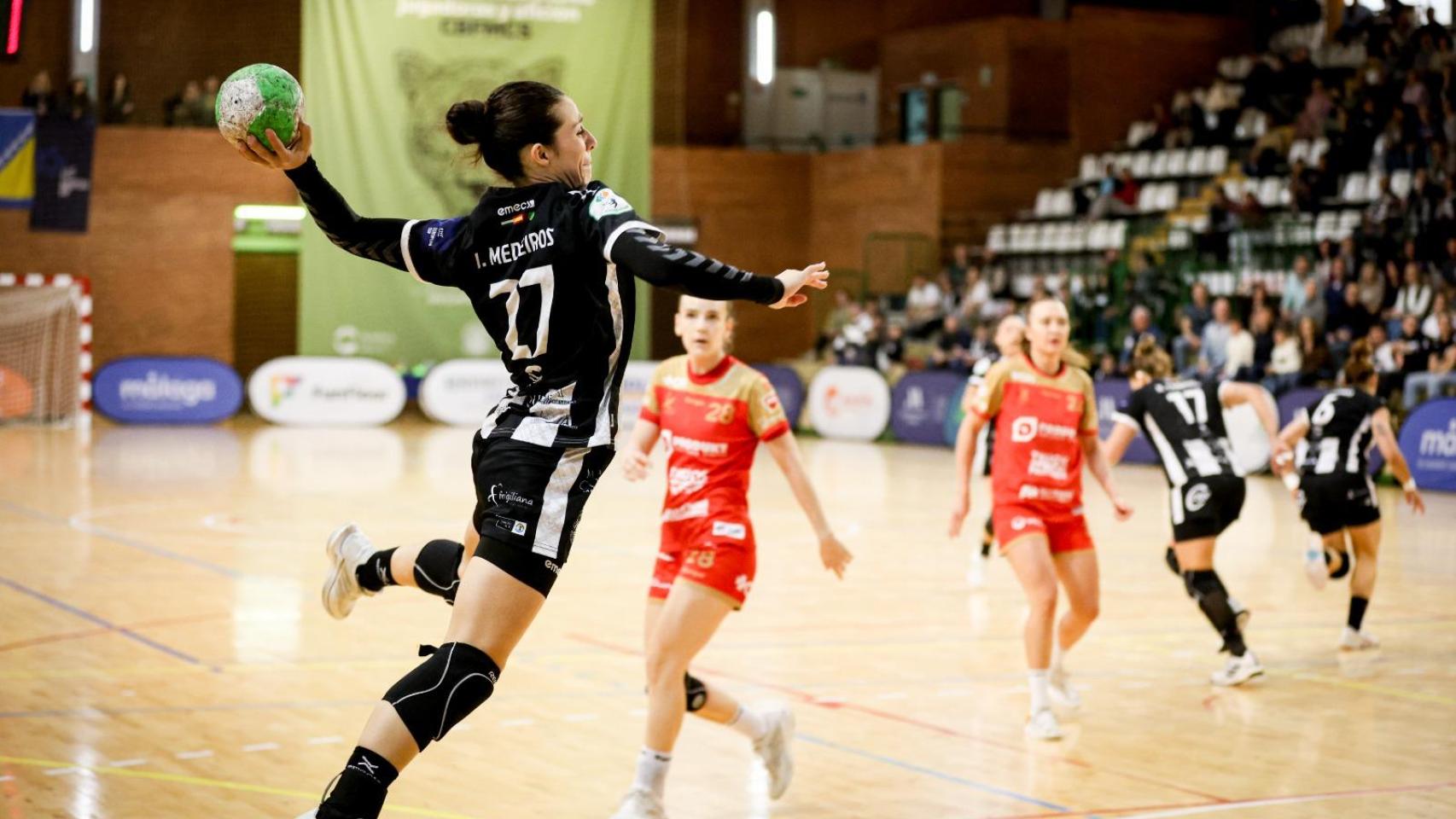 Isa Medeiros, jugadora del Balonmano Costa del Sol durante un partido de la EHF European Cup