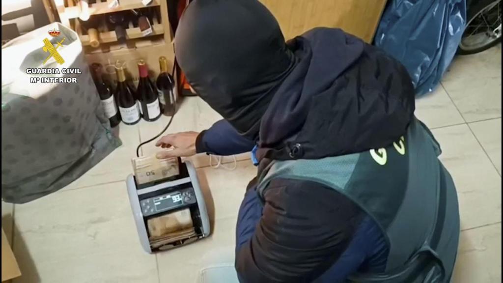 La Guardia Civil ha desarticulado una organización dedicada al tráfico internacional de cocaína, vinculada al conocido clan del “Risitas”, en una operación en la que han sido detenidas veinte personas, entre ellas el líder.