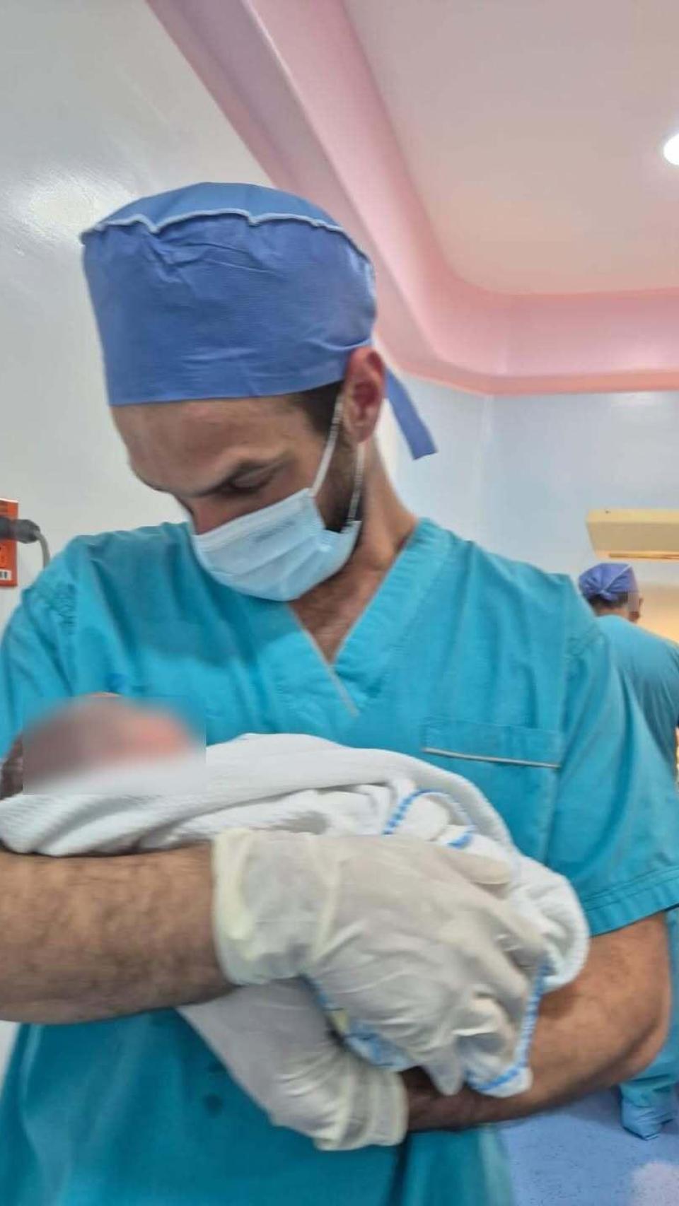 Jesús Castro, con uno de sus hijos recién nacidos, en sus redes sociales.