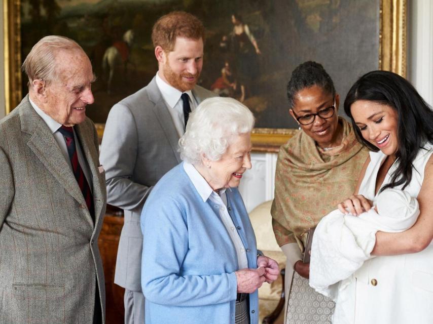 El príncipe Harry y Meghan Markle, con Doria Ragland, la reina Isabel II y el duque de Edimburgo presentando a su hijo Archie en el Castillo de Windsor (Reino Unido), el 8 de mayo de 2019.