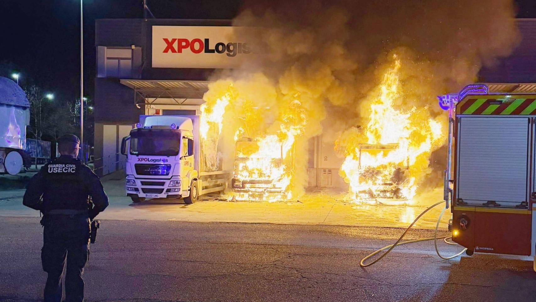 Arden seis camiones en el incendio de una empresa de transportes de Benavente